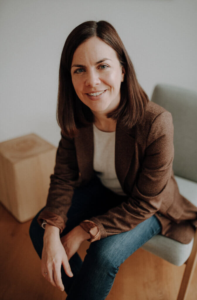 Julia Mühlfeld lacht gut gelaunt in die Kamera