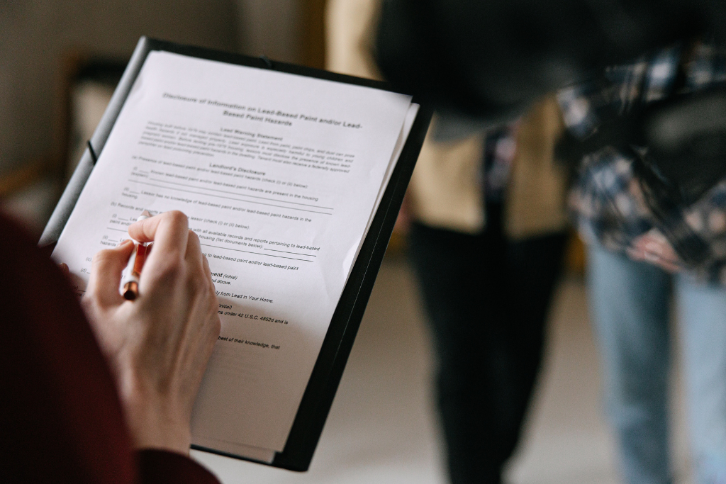 Eine Immobilienbesichtigung soll gut vorbereitet sein. Klemmbrett und Stift für Notizen.