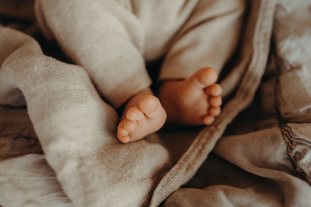 Nachwuchs im Familienunternehmen: Titelbild mit 2 süßen Babyfüßen